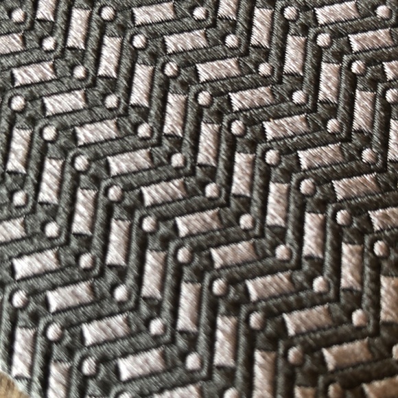 GEOFFREY BEENE 100% silk Grey Silver Textured “line” SafetyPin Pattern $129 NEW - Picture 14 of 16